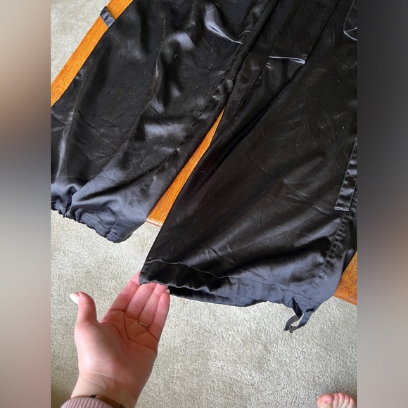 Women’s Medium Black Silky Cargo Pants - Picture 2 of 8